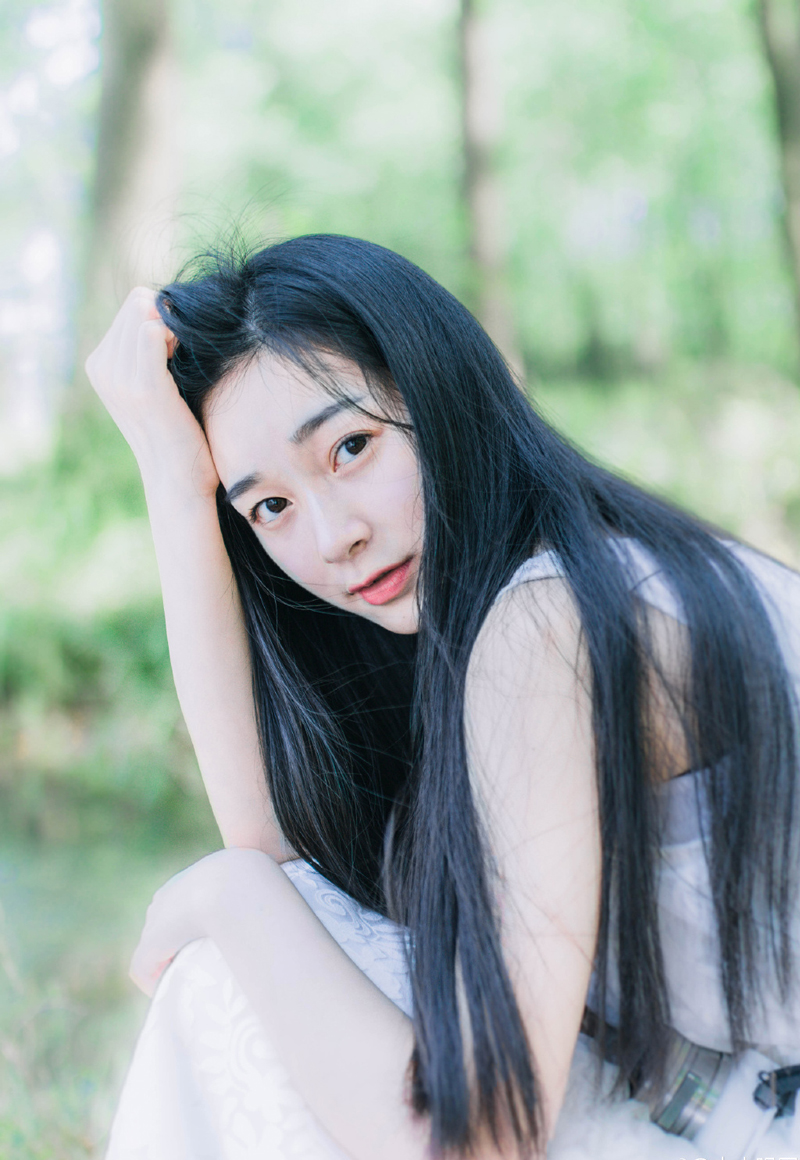 “幼常，蜀中对主公来说，太重要了，一旦输了蜀中，这天下……呵呵……”说到最后，诸葛亮悠悠的叹了口气，这种话，也只能跟马谡说说，其他人，诸葛亮不敢说，也不能说，太打击士气了。